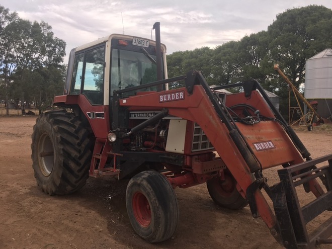 International 786 tractor with loader 