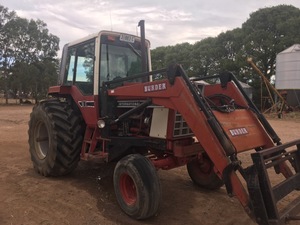 International 786 tractor with loader 