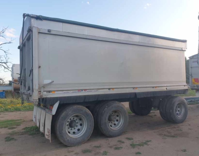 2004 Kenworth 404 Truck with Hemelex Bin and Dog