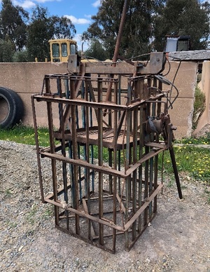 Manual wool press, complete and functional