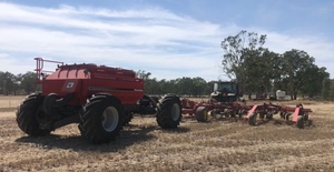 2012 Seedhawk Air Seeder Bar & Horwood Bagshaw Triple Bin Quad Cart