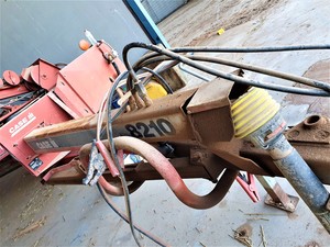 CASE 8210 Windrower