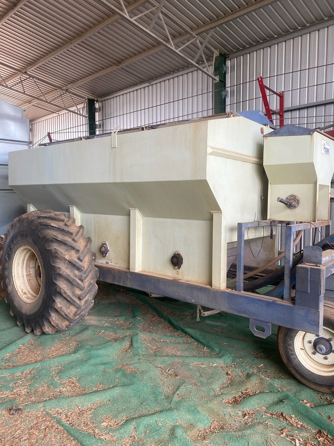 12 m Flexicoil 820 bar with liquid tank and 8000 ltr 4 bin Ausbox airseeder 