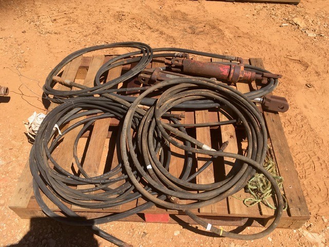 Under Auction - (A132) - Hydraulic Rams and Various Hydraulic Hoses 