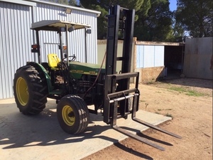 JOHN DEERE 5105 TRACTOR FORLKIFT