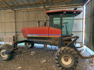 Macdon 9300 Windrower with 25ft 960 Draper Front 