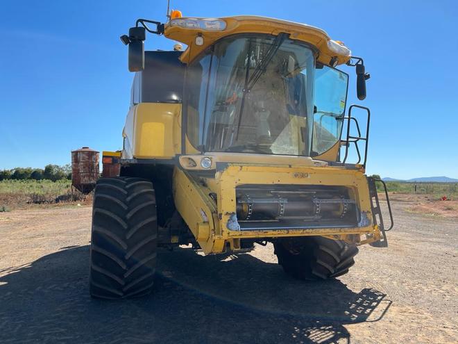 2002 New Holland CX860 Harvester & 25ft Honeybee Front