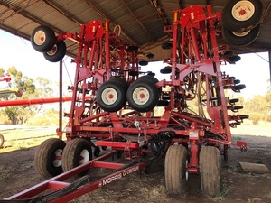 Morris C2 Contour 2015 18mtr seeder and 2016 Morris 9550 3 bin tow behind air cart  