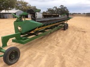 John Deere 930 Flex Front , Lentil Reel , and Finger Reel , on a good Comb Trailer