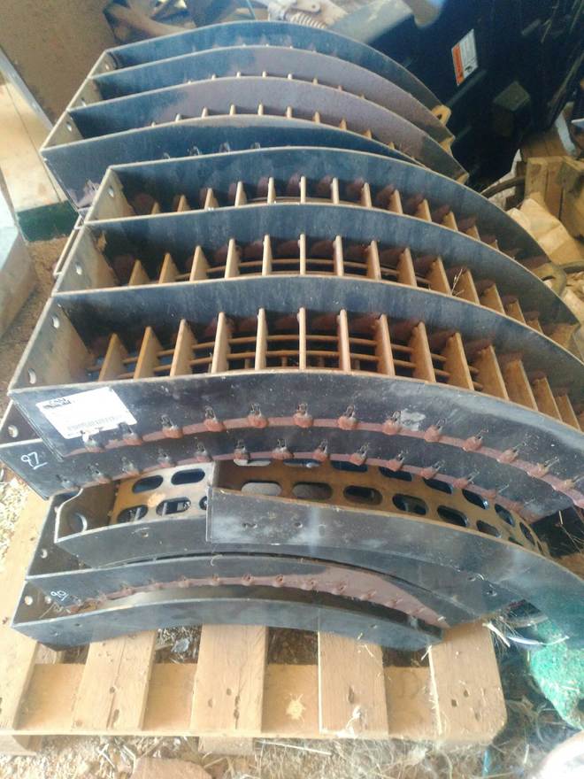 Case 8000/9000 series header concaves