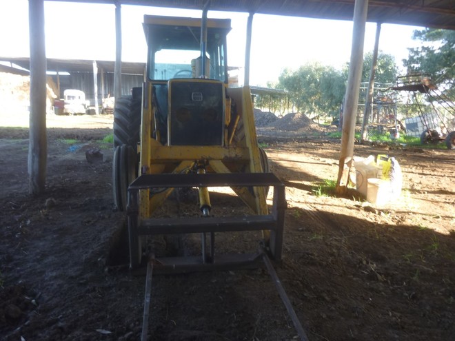 Under Auction - Chamberlain Tractor 3380 With Front End Loader - 2% Buyers Premium On All lots 