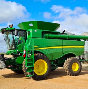 2015 John Deere S680 Combine