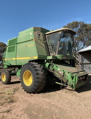John Deere 9610 header and 930F front