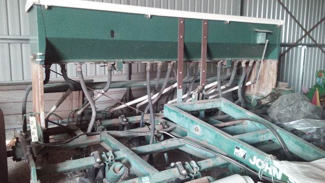 John Shearer 20run direct drill + MANUTEC press and sow tubes + wheels