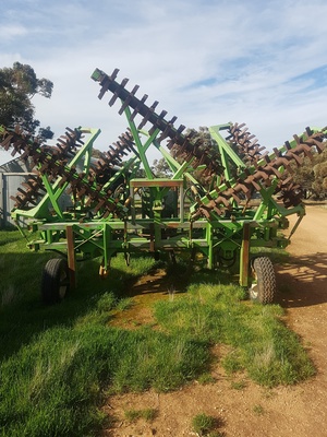 NEED GONE: Smaile Rolling Harrow with small seed box airseeder