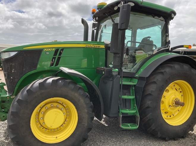 2017 John Deere 7230R Tractor
