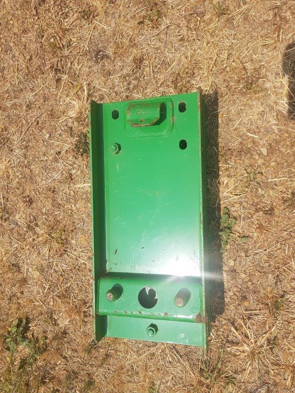 Under Auction - SET OF JOHN DEERE 400 & 500 SERIES LOADER ATTACHMENT BRACKETS 