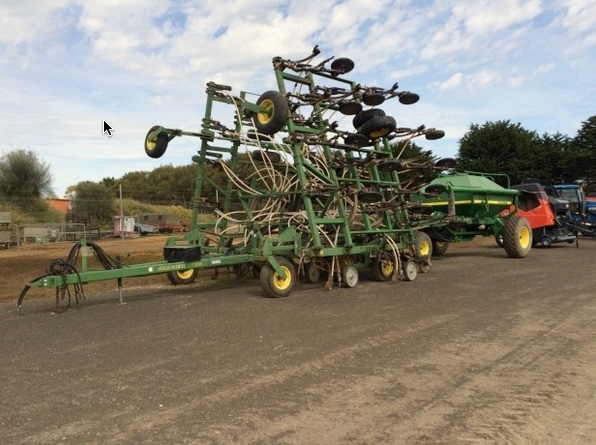 John Deere 787 Ground Drive Air Cart & John Deere 735 Bar ** Reduced**