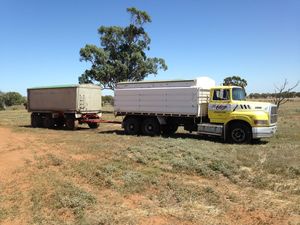 Ford L9000 Tray Truck & Hercules Dog Trailer