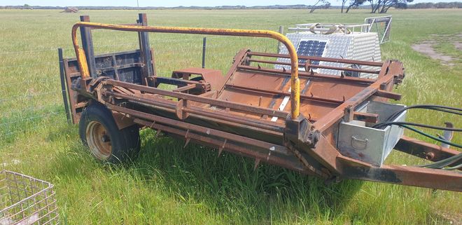 Hay Feeder Boomerang