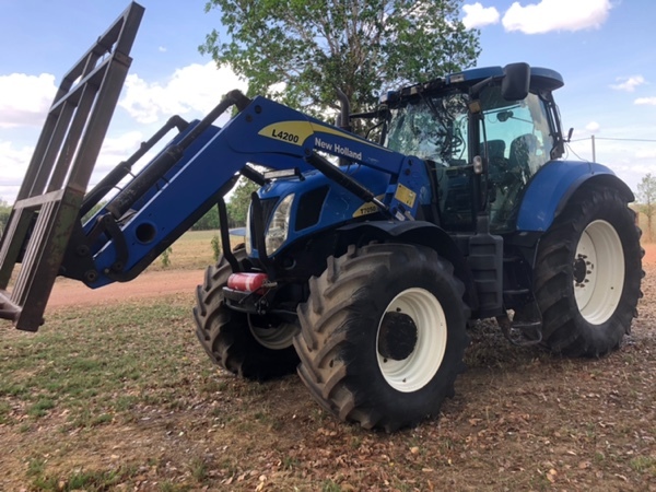 2010 New Holland T7050 with L4200 Loader