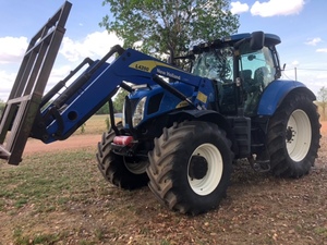 2010 New Holland T7050 with L4200 Loader