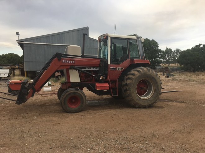 International 786 tractor with loader 