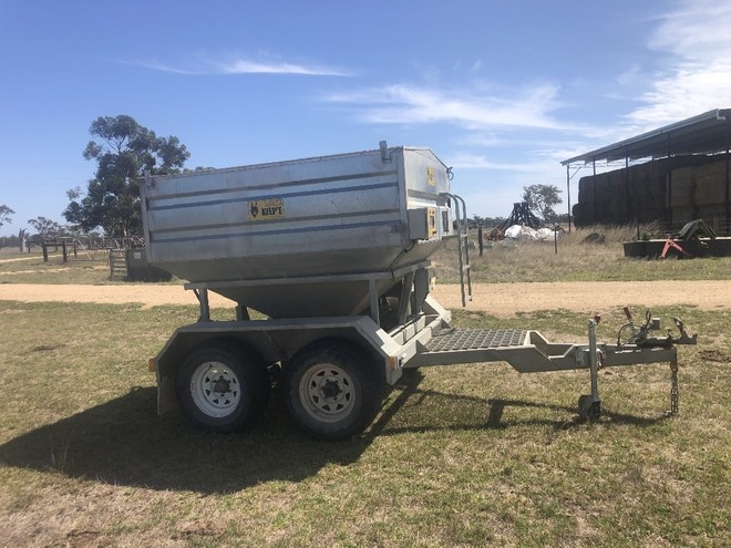 Yellow Kelpie Sheep Feeder