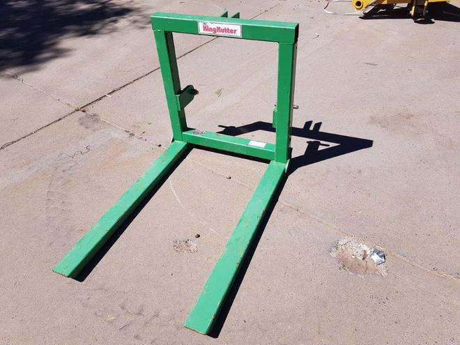 Under Auction - Under Auction- Pallet Mover  3 Point linkage 