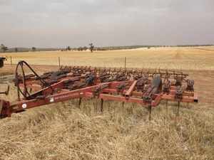 International 2-11 Scarifier