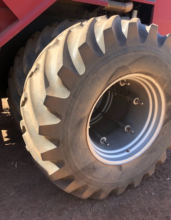 Tractor Tyres 24.5X32 on Steiger Rims