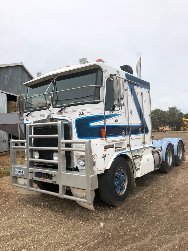 Kenworth K100G Prime mover with Hydraulics