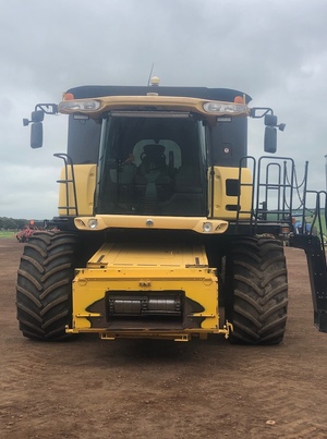 2006 New Holland CR960 with 39ft MacDon 2052 Draper Front
