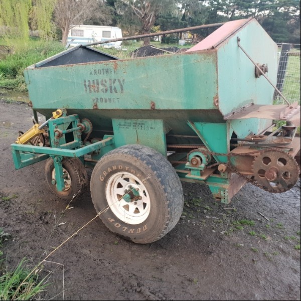 Husky 2T fertilizer spreader 