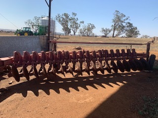 International 1-6 18 Disc Plough