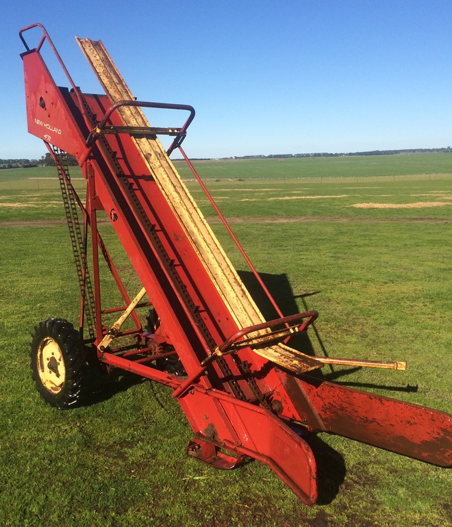 New Holland 471 Small Bale Elevator