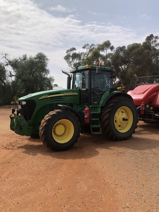 John Deere 7820 Tractor 