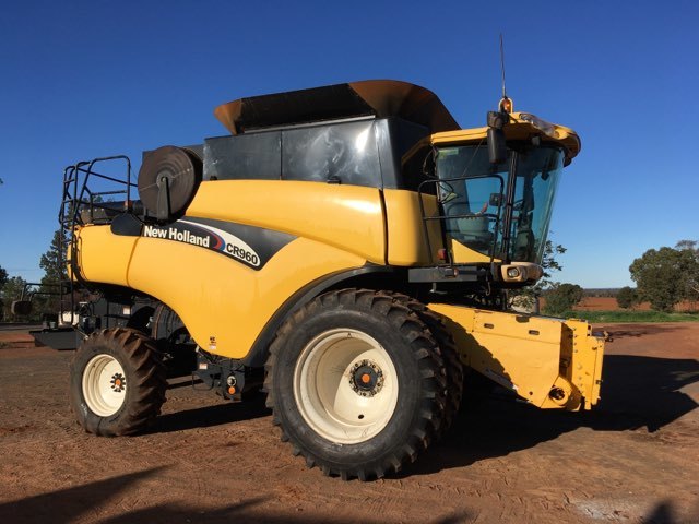 New Holland  CR960 with 36 ft Honeybee Front with Transport Kit