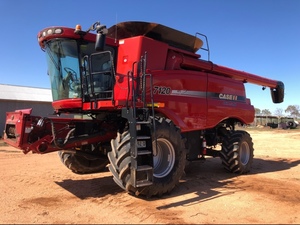CNH 7120 Harvester and 40” 2152 comb