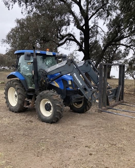 2009 New Holland T6010 Plus.