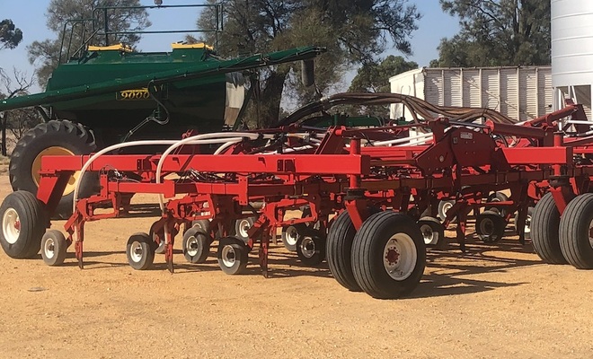 60ft Morris Contour Bar with Simplicity Quad Air Cart with Augers