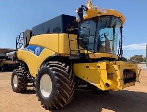 2011 New Holland Combine CR 9070