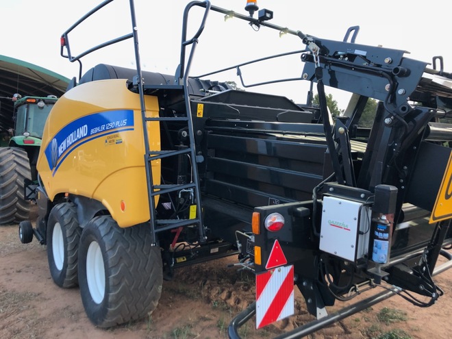 New Holland 1290 PLUS 8x4x3 Baler  