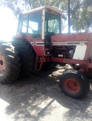 International 986 Tractor