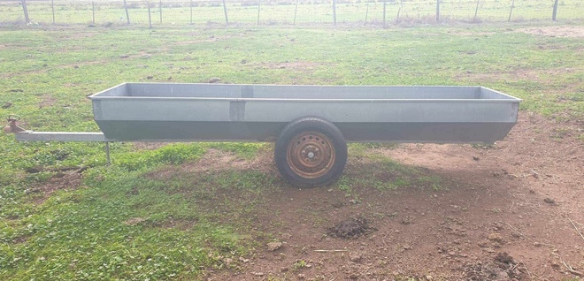 Mobile Galvanized Cattle Feeder 