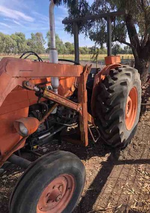 Fiat 500 with FEL and Bucket