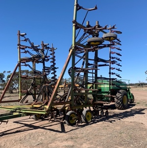 John deere 1610 bar & 667 air seeder bin