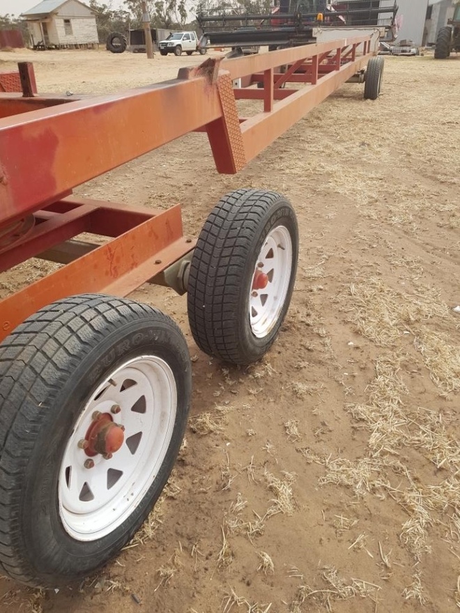 Case IH 2052 MacDon 39ft Draper Front