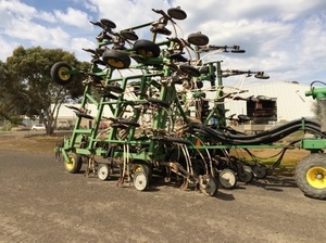 John Deere 787 Ground Drive Air Cart & John Deere 735 Bar ** Reduced**