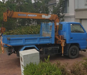 Isuzu NKR58 crane/tipper truck
